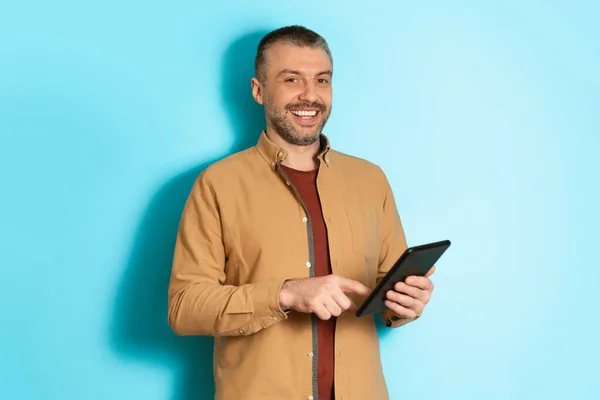 Middle Aged Business Man Menggunakan Tablet Digital Over Blue Background — Stok Foto