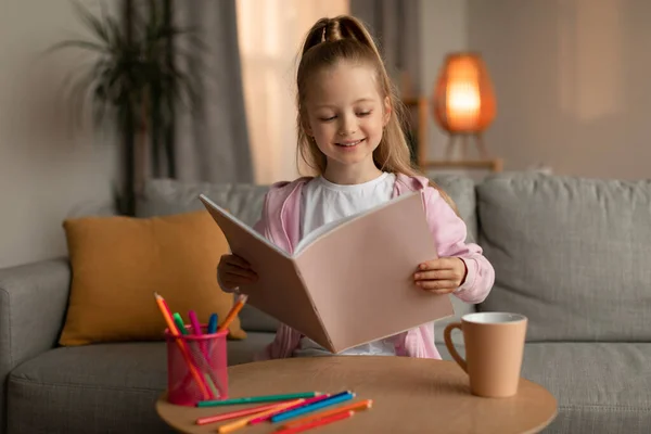 Šťastná holčička drží náčrtek Kresba doma — Stock fotografie