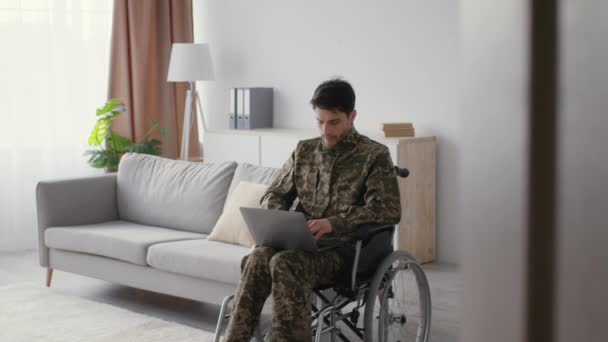 老兵的在线机会。在笔记本电脑上打字、在家里上网的残疾士兵 — 图库视频影像