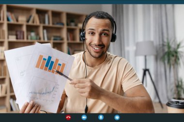 Memleketten meslektaşlarıyla telekonferans yapan mutlu Arap işadamı, grafikler ve grafiklerle raporları gösteriyor