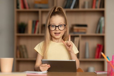 Heyecanlı Öğrenci Kız Kapalı Kapılar 'da Fikir sahibi Parmak Gösterme Tableti Kullanıyor