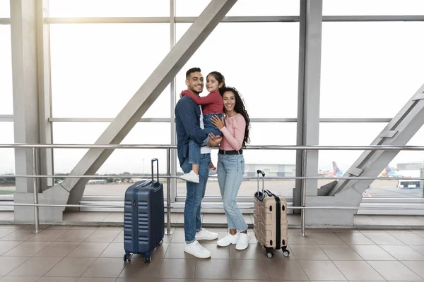 Travel Joy. Familia árabe feliz de tres de pie en el aeropuerto con equipaje — Foto de Stock