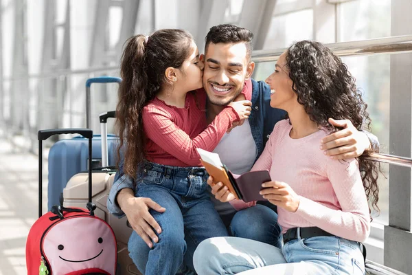 Портрет красивої усміхненої арабської сім'ї з дочкою проводить час в аеропорту — стокове фото