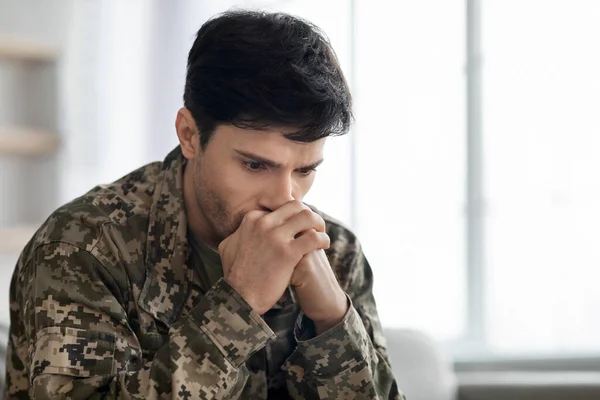 Απογοητευμένος νεαρός με στρατιωτική στολή, κοντινή φωτογραφία. — Φωτογραφία Αρχείου