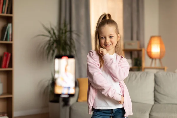 ( 영어 ) Little Girl Making Video On Smartphone for Fashion Blog Indoor — 스톡 사진