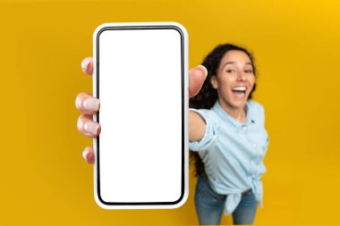 Kameraya yakın beyaz akıllı telefon ekranı gösteren bir kadın