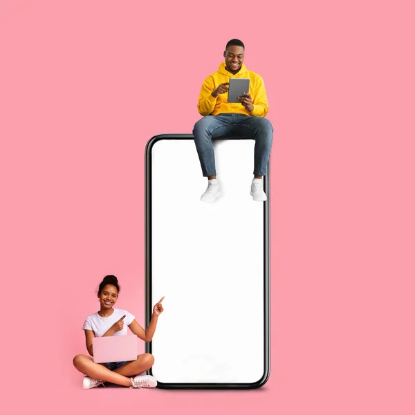 Lidé sedí na bílé prázdné obrazovce smartphone a pomocí gadgets — Stock fotografie