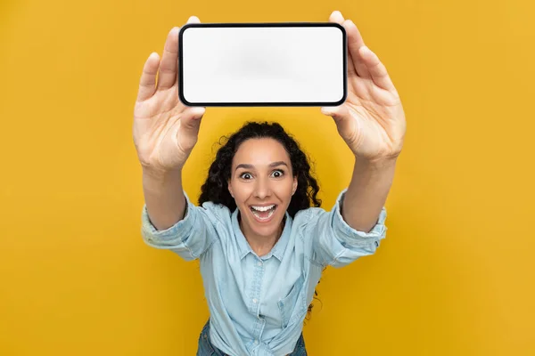 Excited lady showing blank mobile phone screen at studio — Foto Stock
