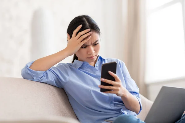 Chinese zakenvrouw met laptop en smartphone thuis — Stockfoto