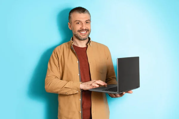 Homem Freelancer de Idade Média Usando Laptop Working Online, Fundo Azul — Fotografia de Stock