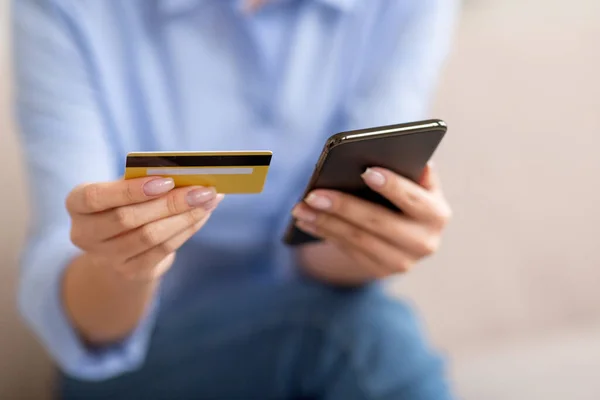 Unrecognizable lady holding cell phone and credit card — Stok fotoğraf