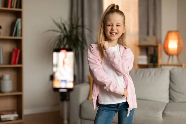 Little Girl Making Video For Blog Via Phone At Home — Stock fotografie