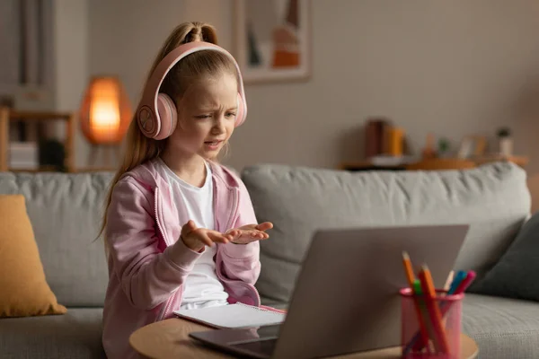 Menina aprendendo online usando chamadas de vídeo para laptop em casa — Fotografia de Stock