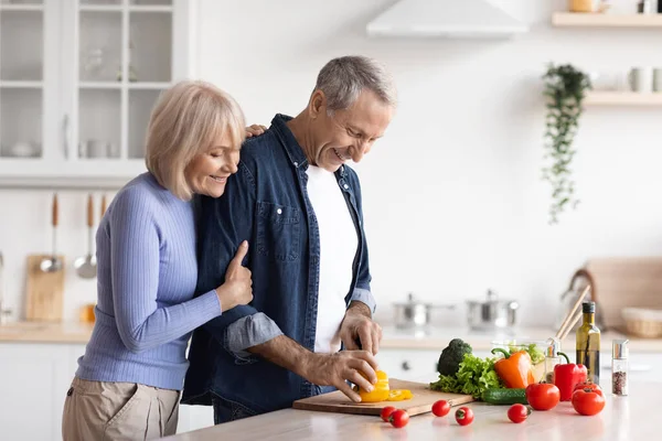 Älskar mogen man laga hälsosam middag för sin vackra fru — Stockfoto