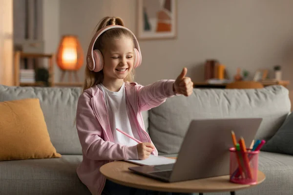 Kislány Gesturing Mint Laptop Jóváhagyása E-learning otthon — Stock Fotó