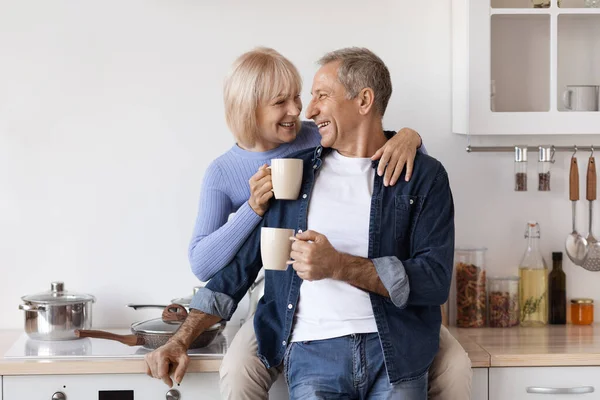 Amar pareja de ancianos disfrutando del café de la mañana en casa — Foto de Stock