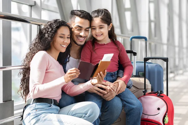 Retrato de familia árabe alegre con hija esperando el vuelo en el aeropuerto — Foto de Stock