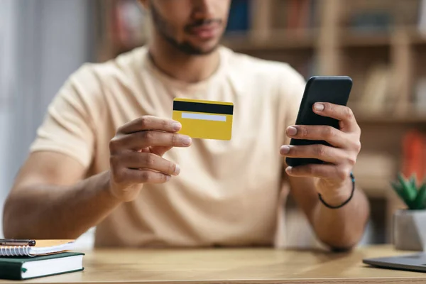 Kredi kartı ve akıllı telefonu olan tanınmayan bir Arap, hizmetleri finansal veya banka cep telefonu uygulaması ile ödüyor — Stok fotoğraf
