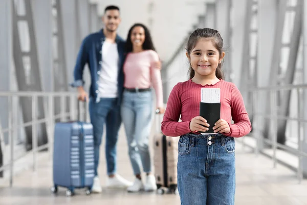 Carino bambina in posa in aeroporto durante il viaggio con i genitori — Foto Stock