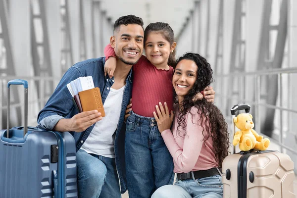 Pronti per la vacanza. Ritratto di famiglia araba di tre in posa all'aeroporto — Foto Stock