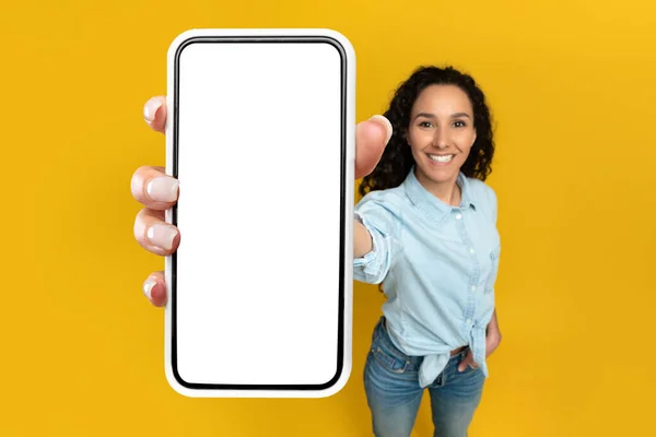 Mujer mostrando blanco pantalla vacía del teléfono inteligente cerca de la cámara — Foto de Stock