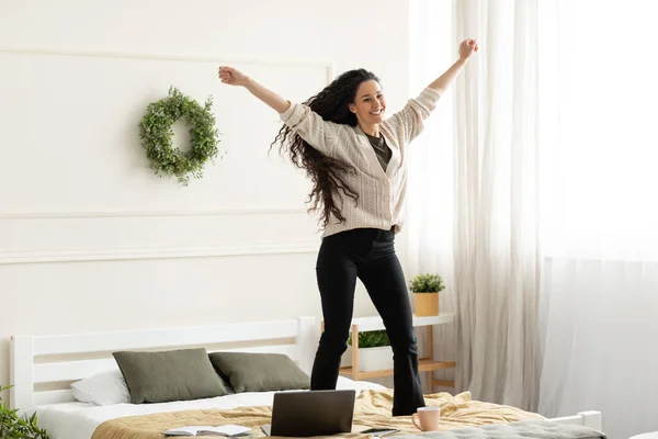Senhora excitada ouvindo música e dançando em casa — Fotografia de Stock