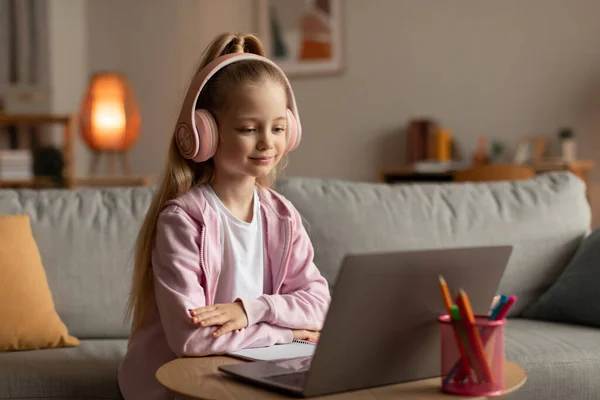 Estudante alegre aprendendo on-line no laptop assistindo aula de distância dentro de casa — Fotografia de Stock