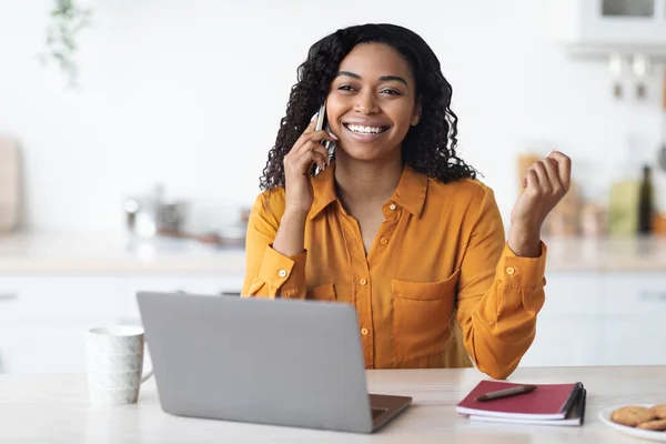 Happy african amerian woman entrepreneur having phone conversation — Photo