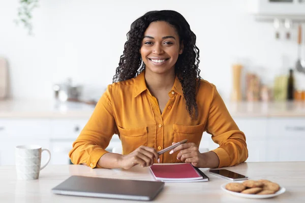 Gelukkig zwart vrouw freelancer het hebben van koffie pauze, werken vanuit huis — Stockfoto