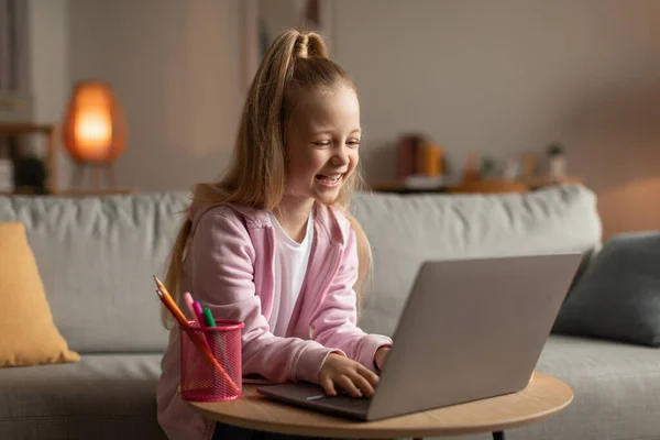 快乐的女生使用笔记本电脑浏览互联网坐在家里 — 图库照片