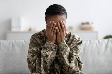 Zihinsel çöküntü. Depresyondaki Siyah Askeri Kadın Elleri Yüzünde
