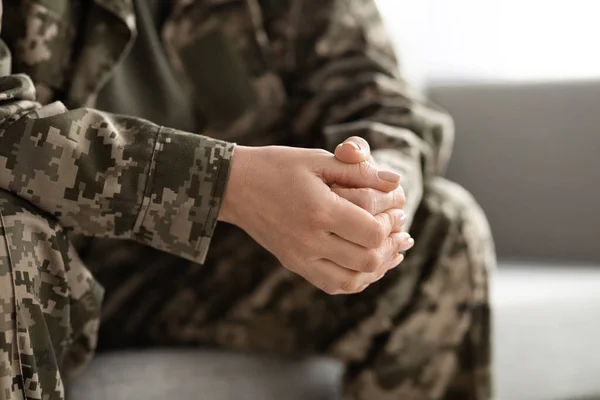 Unrecognizable Female In Camouflage Uniform Sitting On Couch With Clasped Hands — Foto de Stock