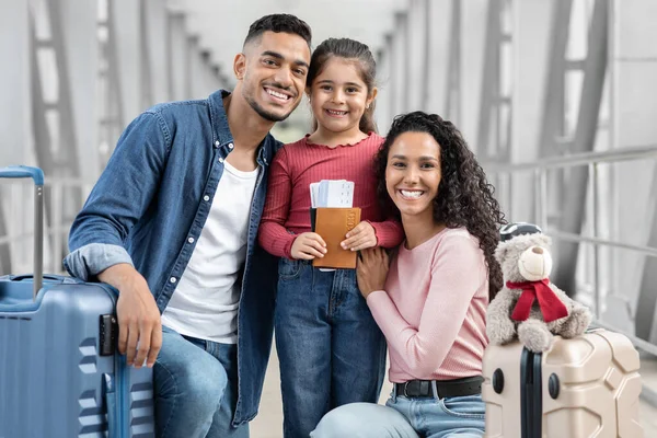 Pronti per il viaggio. Ritratto di bella famiglia araba di tre in aeroporto — Foto Stock