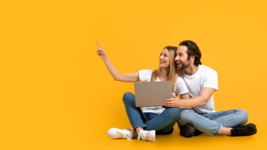 Beyaz t-shirtlü genç Avrupalı kadın ve adamın boş yerleri gösterip dizüstü bilgisayarlarını tutmasına sevindim.