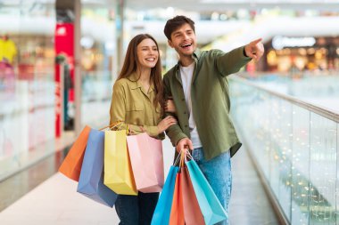 Mutlu Eşler Alışveriş Çantalarını Tutarken, Hipermarkette Parmak Alışverişi