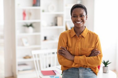 İş yerinde poz veren Afro-Amerikan kadının portresi.