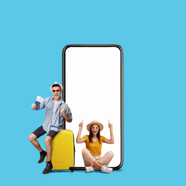 Foglalási alkalmazás. Izgalmas turista pár a poggyász ül közelében Big Blank Smartphone — Stock Fotó