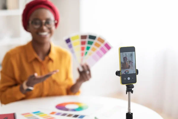 Selective focus on smartphone recording black woman — Photo