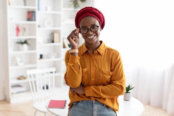 Cute african american young lady posing at workplace — Stock Photo, Image