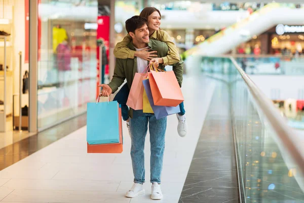 Çiftler alışverişte eğleniyor, koca evde mutlu bir eş taşıyor.