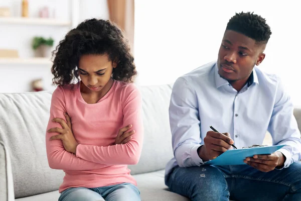 Irritada afro-americana menina ter conversa com psicólogo infantil — Fotografia de Stock