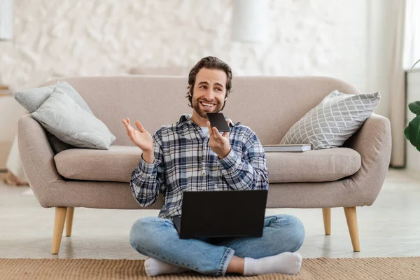 Bin yıllık beyaz sakallı adamın yere oturup dizüstü bilgisayarda çalışmasına ve oturma odasında telefonla aramasına sevindim.