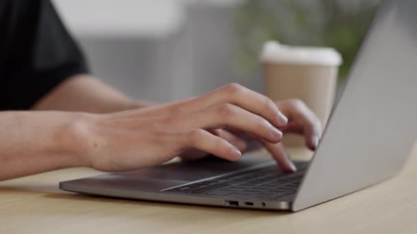 Concepto de educación online. Hombre irreconocible escribiendo en el teclado del ordenador portátil, escribiendo ensayo o haciendo presentación — Vídeos de Stock