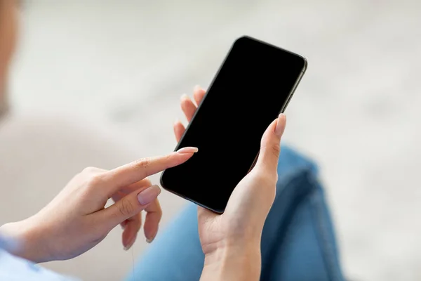 Μη αναγνωρίσιμη γυναίκα που χρησιμοποιεί smartphone με λευκή οθόνη, mockup — Φωτογραφία Αρχείου