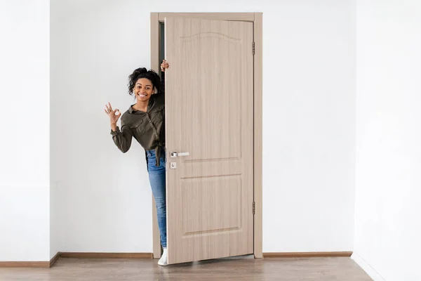 Happy African American Woman Gesturing Okay otevření dveří doma — Stock fotografie