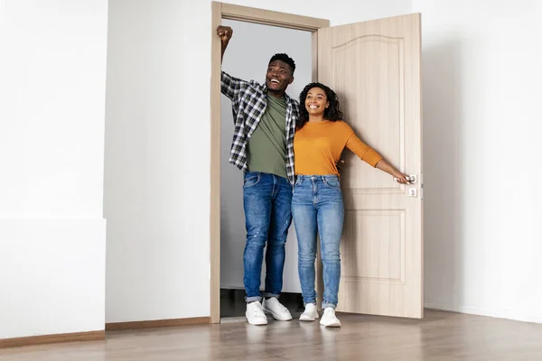 African Couple Standing In Opened Doors Looking At New Home — Fotografia de Stock