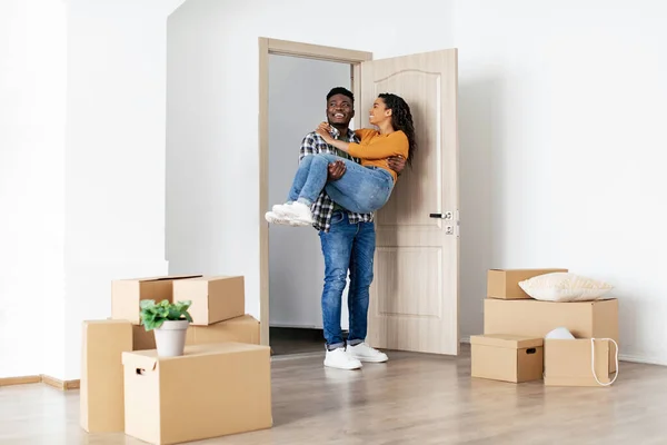 Mutlu Siyah Aile Çifti Yeni Ev 'e giriyor, Koca Eşi Taşıyor — Stok fotoğraf