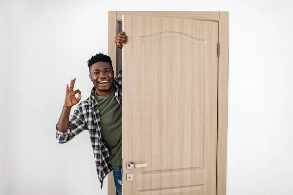 Happy Black Man Opening Door Gesturing Okay Approving New Home — Fotografia de Stock