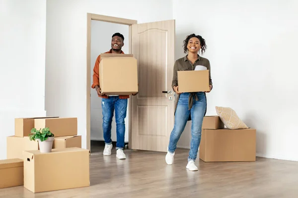 Αφροαμερικανοί σύζυγοι εισέρχονται νέα τους διαμέρισμα Holding Moving Boxes — Φωτογραφία Αρχείου
