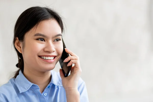 Closeup of cheerful chinese woman talking on cell phone — Foto Stock
